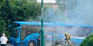 Casi mueren "chicharroneados" niños tras incendio en bus escolar en Inglaterra