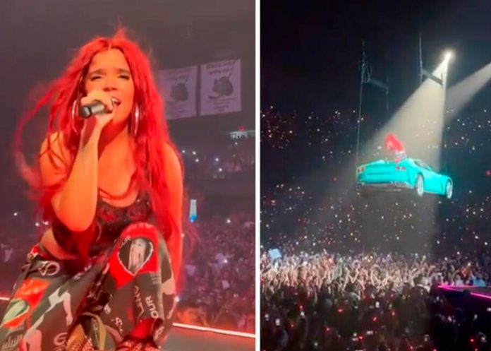 Karol G en un Ferrari desde el cielo en su gira ‘Strip Love Tour’