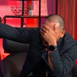 Rompió en llanto y grabó un mensaje imborrable en la guitarra