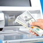 ¿Llegó navidad? El cajero le tiró 2 mil dólares por equivocación Metió la tarjeta en el cajero y soltó el inexplicable monto