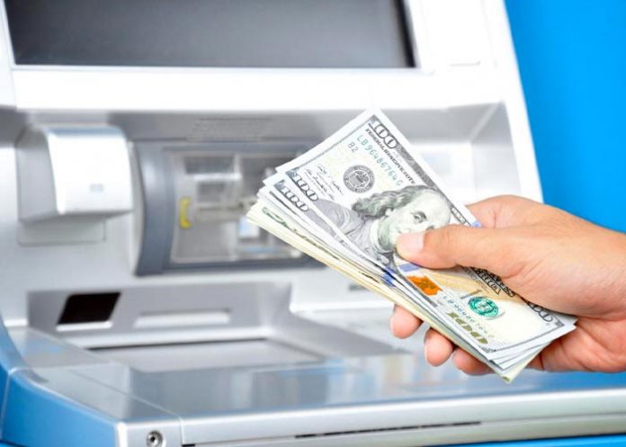 Metió la tarjeta en el cajero y soltó el inexplicable monto