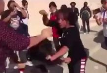 Una de las menores está acompañada de su madre