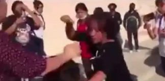 Una de las menores está acompañada de su madre
