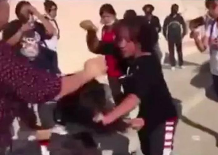 Una de las menores está acompañada de su madre