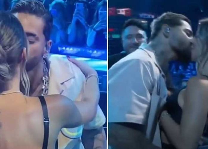 En Latin Billboard Maluma besa a su novia