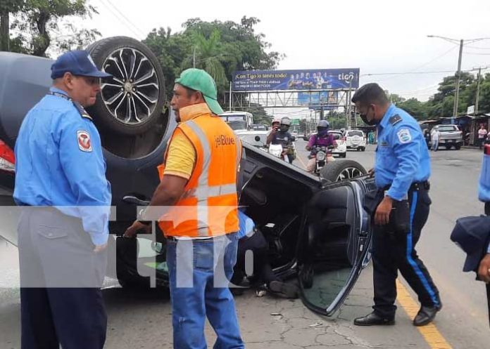 Imprudencia al volante provoca vuelco en Managua