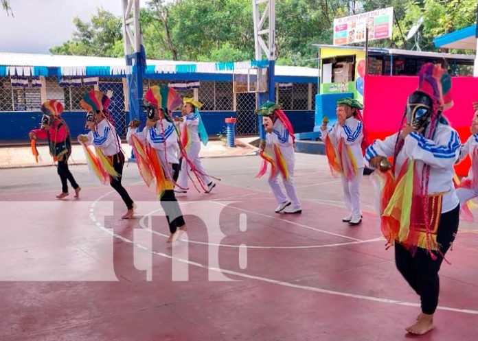 Estudiantes muestran sus destrezas en festival de bailes folclóricos