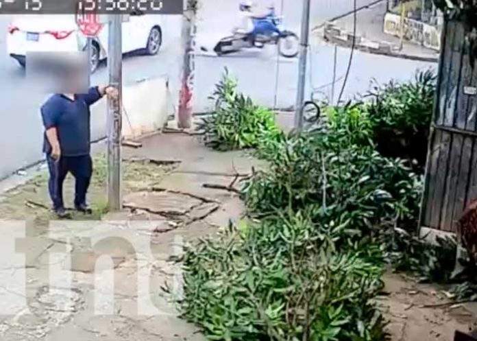 Cámaras captan a irresponsable que atropella a motociclista en Managua