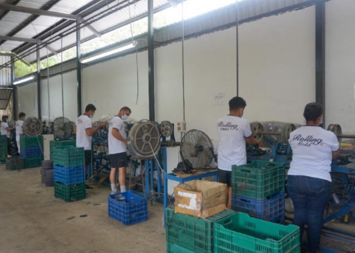 Autoridades locales visitan fábrica de artículos deportivos ROLLING en Rivas