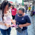 Orientan a hombres y mujeres sobre la cartilla para prevención de femicidios en el Mercado Oriental