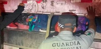 Abandonan en condiciones deplorables a 121 migrantes en Nuevo León, México