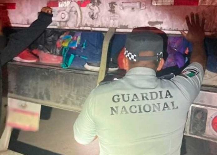 Abandonan en condiciones deplorables a 121 migrantes en Nuevo León, México