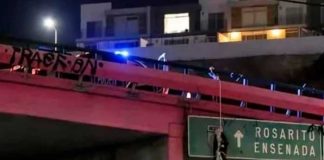 Espeluznante hallazgo del cuerpo de una mujer con narcomensaje en México