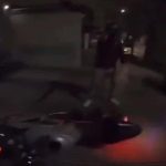 ‘Salado’ hombre le roban la moto a punto de entrar a casa y lo grabó Dos delincuentes armados que llegaron en una moto