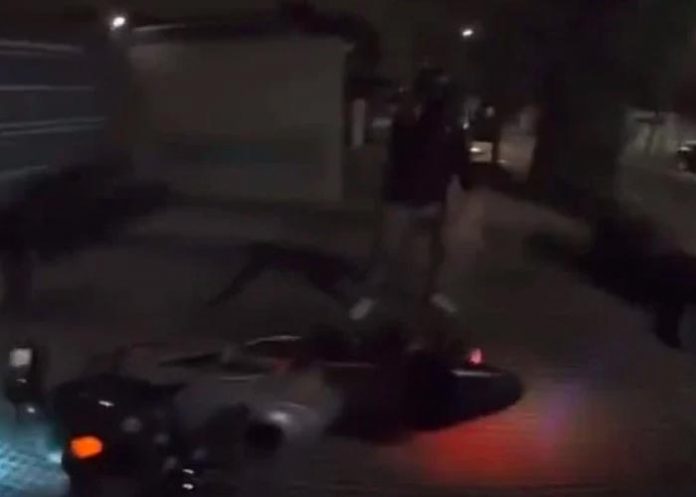 Dos delincuentes armados que llegaron en una moto