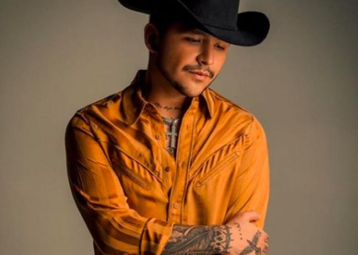 nodal1 Nodal confiesa que nunca ha recibido regalo de padres