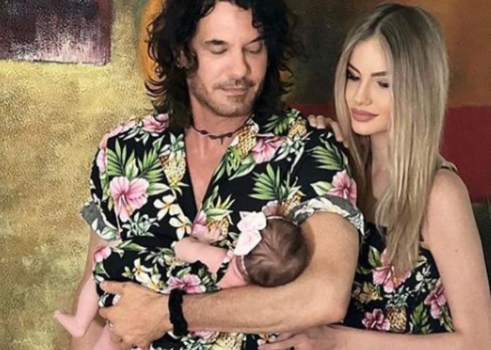 papa Mario y Broni celebran el primer mes de su bebé