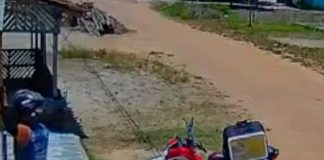 Aprovechó la distracción de un repartidor de comida