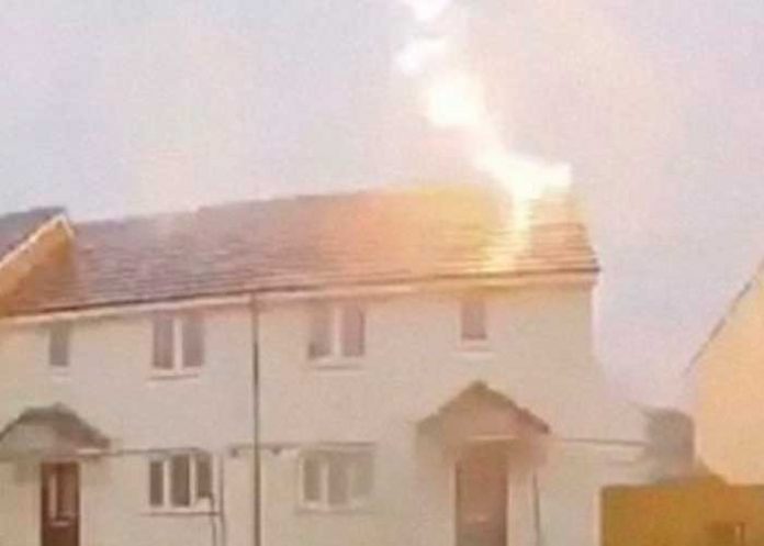 ¡Qué salados! Cae rayo en su casa recién construida en Reino Unido
