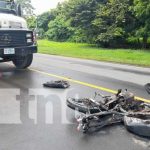 Una joven grave y su motocicleta calcinada por accidente en Rivas Escena de un fuerte accidente de tránsito en Rivas