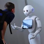 Científicos de Japón enseñan al robot «Erica» a tener sentido del humor Han logrado que el robot aprenda cuándo debe reírse