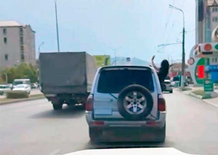 rusia2 Casi muere desnucada tras tremenda