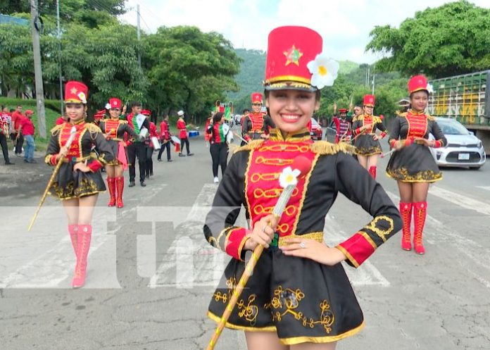 Estudiantes del Distrito II de Managua desfilan en saludo al mes patrio