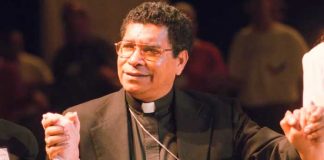 Acusan de abuso sexual al obispo ganador del Nobel de la Paz
