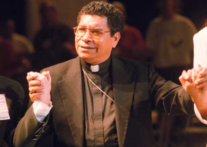 sacerdote1 Acusan de abuso sexual al obispo ganador del Nobel de la Paz