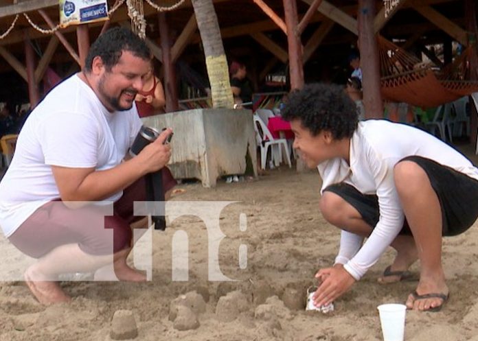 Familias de Nicaragua despiden vacaciones patrias en las aguas de Pochomil