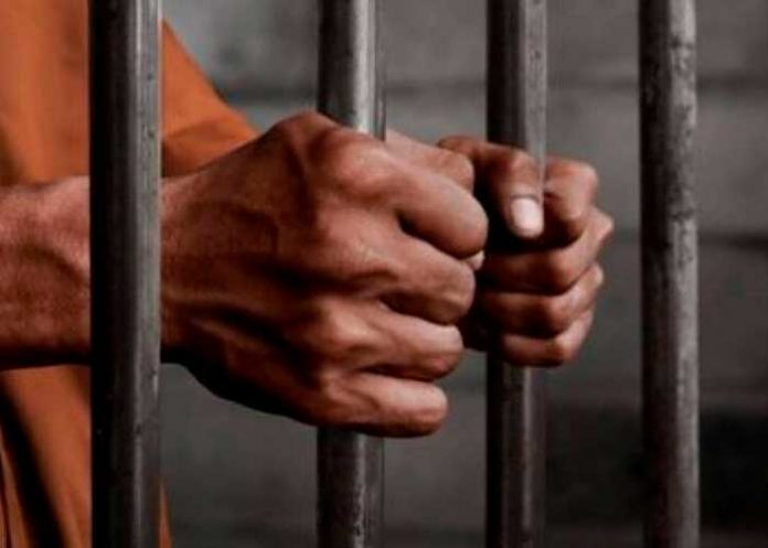 Cadena perpetua para estudiante que descuartizó a sus dos maestras en Suecia