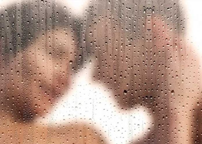 ¡Un solo tiro! Proponen bañarse en pareja para ahorrar energía en Suiza