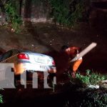 Taxi va a parar a un cauce de Managua por descuido del conductor Taxi va a parar a un cauce de Managua por descuido de conductor