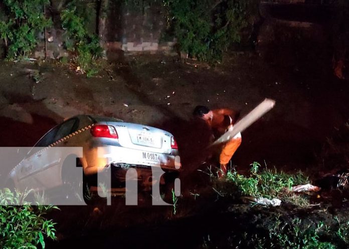 taxi Taxi va a parar a un cauce de Managua por descuido de conductor