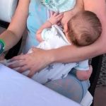 La mujer dejó su teta pelada a como estaba 