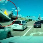 ¡Descomunal! Tráiler cae de un desnivel en Texas y estalla en llamas ¡Descomunal! Tráiler en Texas cae de un desnivel y estalla en llamas