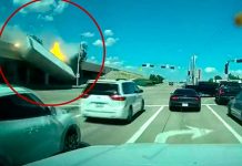 ¡Descomunal! Tráiler cae de un desnivel en Texas y estalla en llamas ¡Descomunal! Tráiler en Texas cae de un desnivel y estalla en llamas