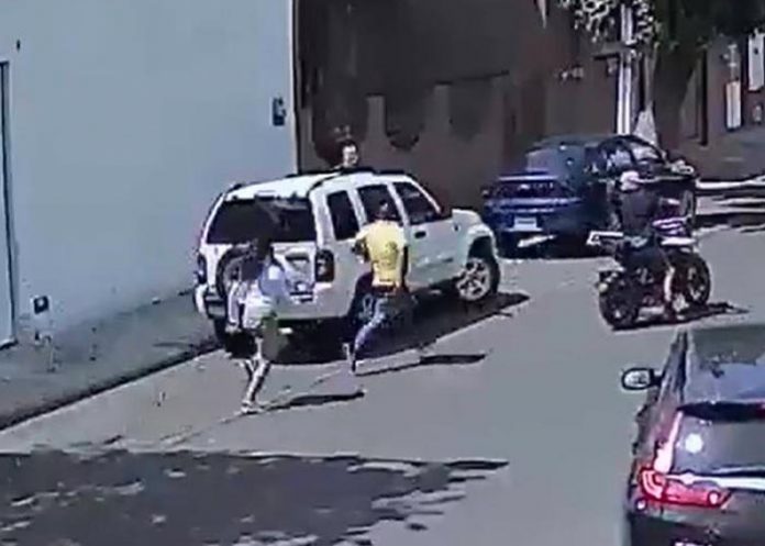 Experta en artes marciales pone en práctica lo aprendido