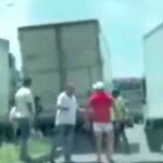 Pelea de choferes termina con uno aplastado bajo las llantas de camión (video) Pelea de choferes termina con uno aplastado bajo las llantas de camión (video)