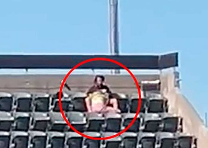 video5 ¡Sin pena! En pleno juego de béisbol le