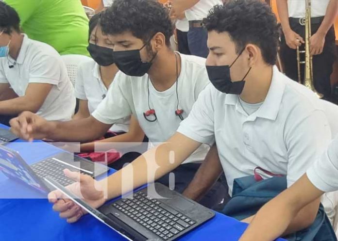 Estudiantes realizan pruebas de orientación vocacional en Nicaragua