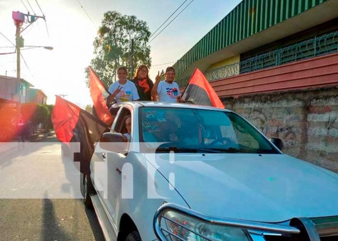 Con una alegre diana familias de Managua saludan el mes patrio
