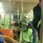 ¡VIDEO! «Extraterrestres» agreden salvajemente a una joven ¡VIDEO! "Extraterrestres" agreden salvajemente a una joven