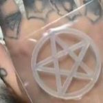 ¡Locura total! Tiktoker se implanta estrella «satánica» y se vuelve viral ¡Locura total! Tiktoker se implanta estrella "satánica" y se vuelve viral