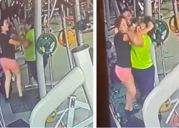 Mujeres se agarran de las 