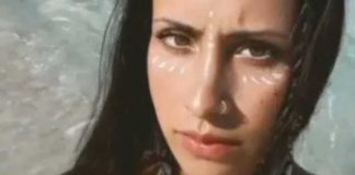 Niña expresa que defecó en el mar y arruina el sexy video de su mamá