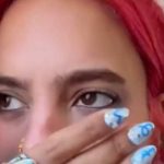 «Asqueroso»: Sujeto es exhibido por cortarse las uñas en pleno vuelo "Asqueroso": Sujeto es exhibido por cortarse las uñas en pleno vuelo