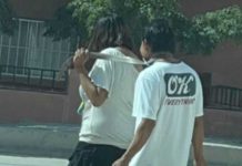 «Así andan varios»: Mujer pasea a su novio con una faja en el cuello "Así andan varios": Mujer pasea a su novio con una faja en el cuello