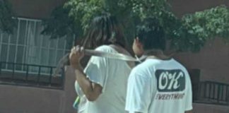 "Así andan varios": Mujer pasea a su novio con una faja en el cuello
