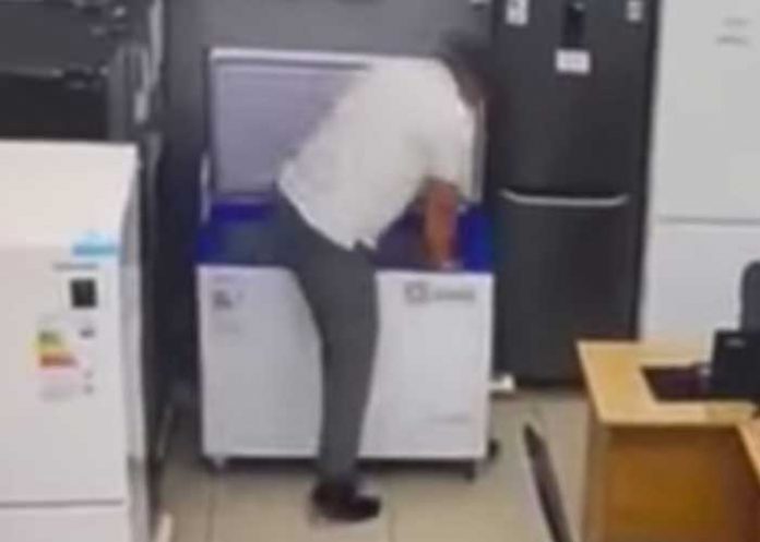 Ladrón termina atrapado en una freezer tras intentar robar